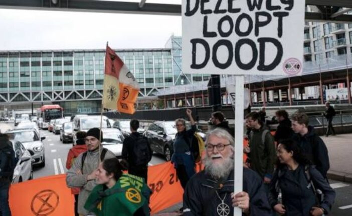 Climate activists block intersection near Dutch parliament