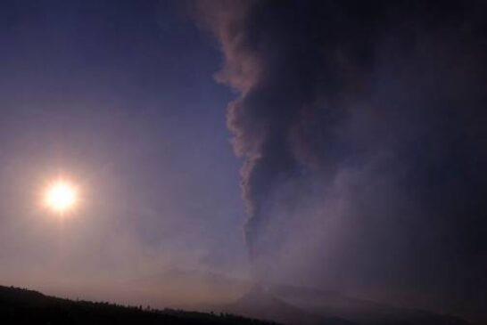Spanish volcano eruption shuts airport, area still 'tense'